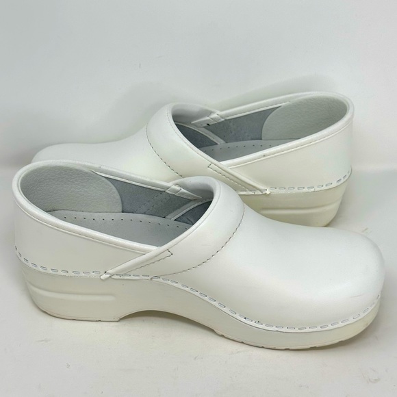 Dansko White Walking Shoes / Clogs - Nursing Doctors Hospital Shoes - Picture 1 of 12